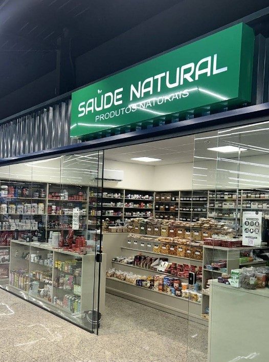 Fachada da Loja Koch — letreiro Saúde Natural sobre a loja de produtos naturais
