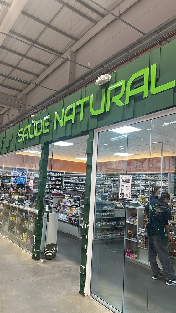 Fachada da Loja Komprão — letreiro Saúde Natural e entrada em vidro