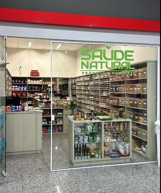 Fachada da Loja TOP — letreiro Saúde Natural sobre a parede de granéis